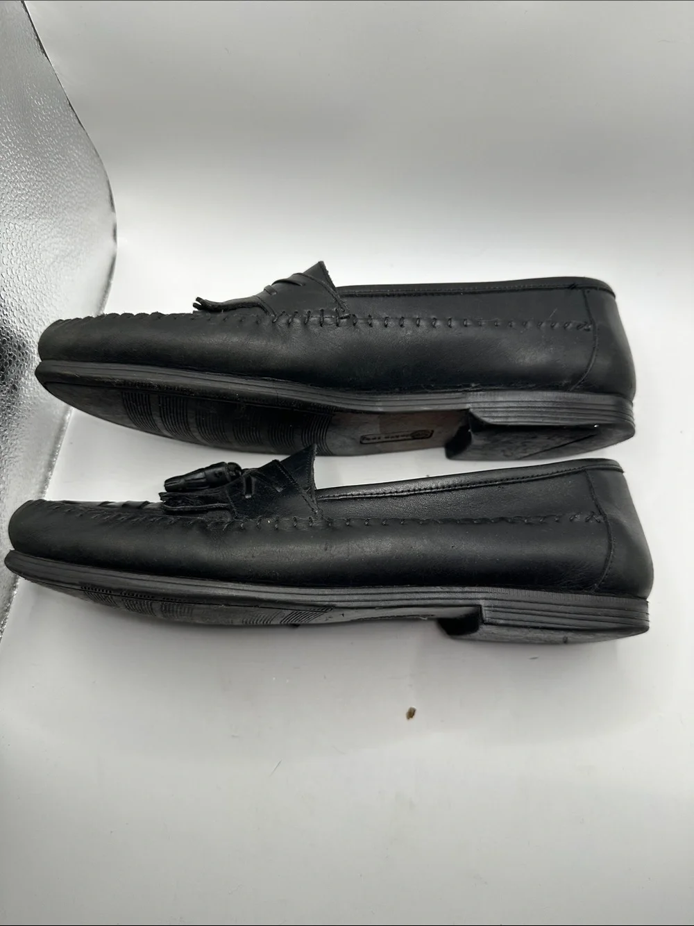 Earth Shoe Black Leather Tassel Loafers for Men dose 10.5